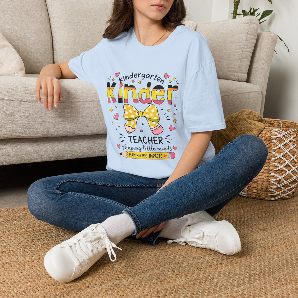 Kindergarten Kinder Teacher T‑Shirt – Cute Bow & Hearts "Shaping Little Minds"
