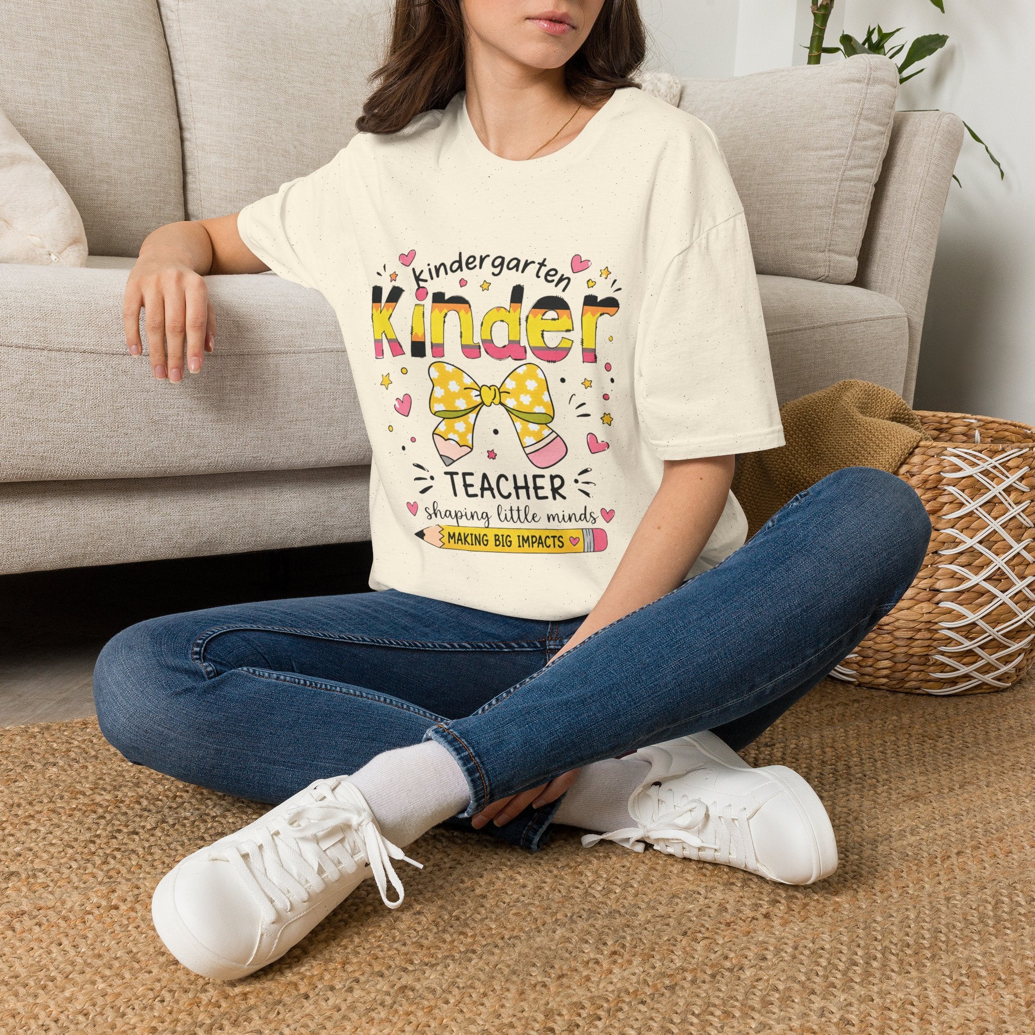 Kindergarten Kinder Teacher T‑Shirt – Cute Bow & Hearts "Shaping Little Minds"