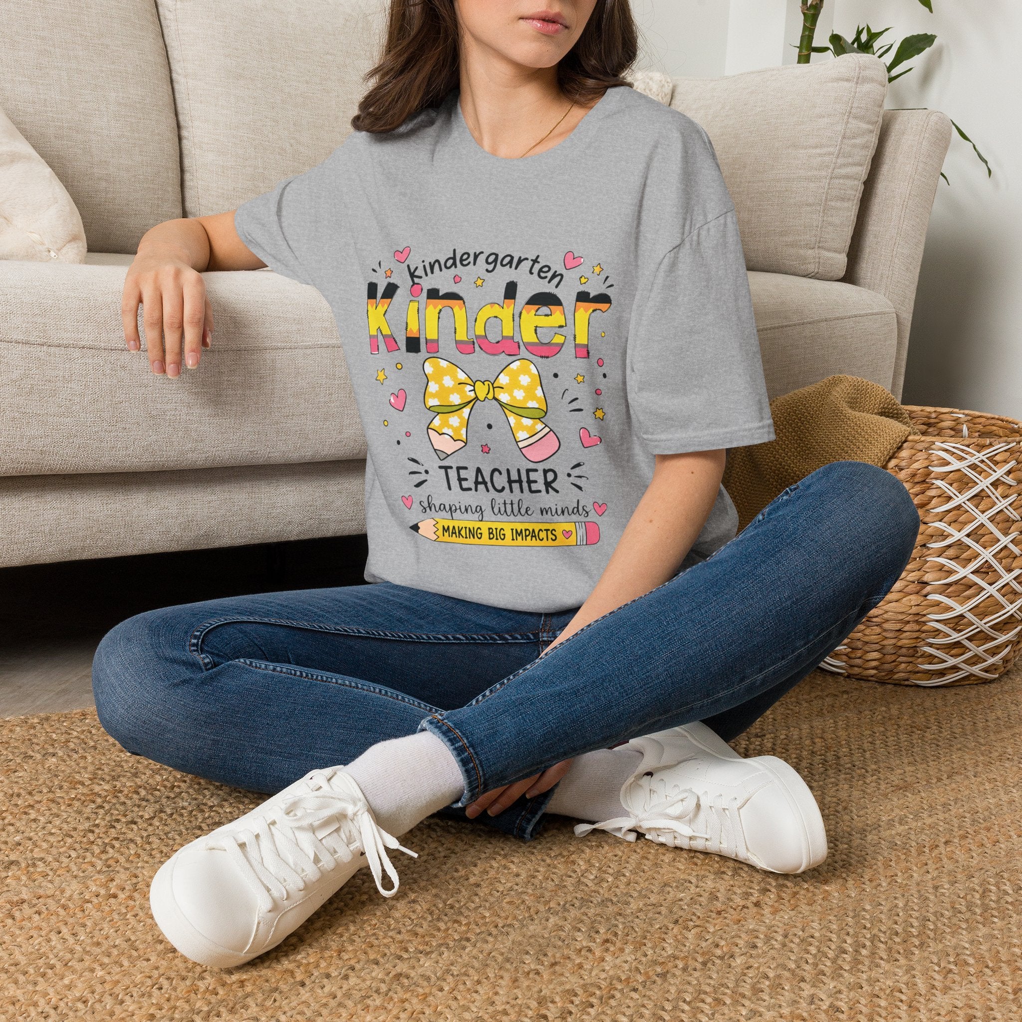 Kindergarten Kinder Teacher T‑Shirt – Cute Bow & Hearts "Shaping Little Minds"